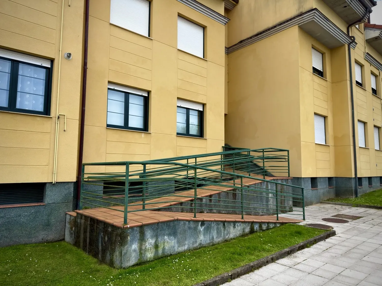 Acceso al edificio con rampa