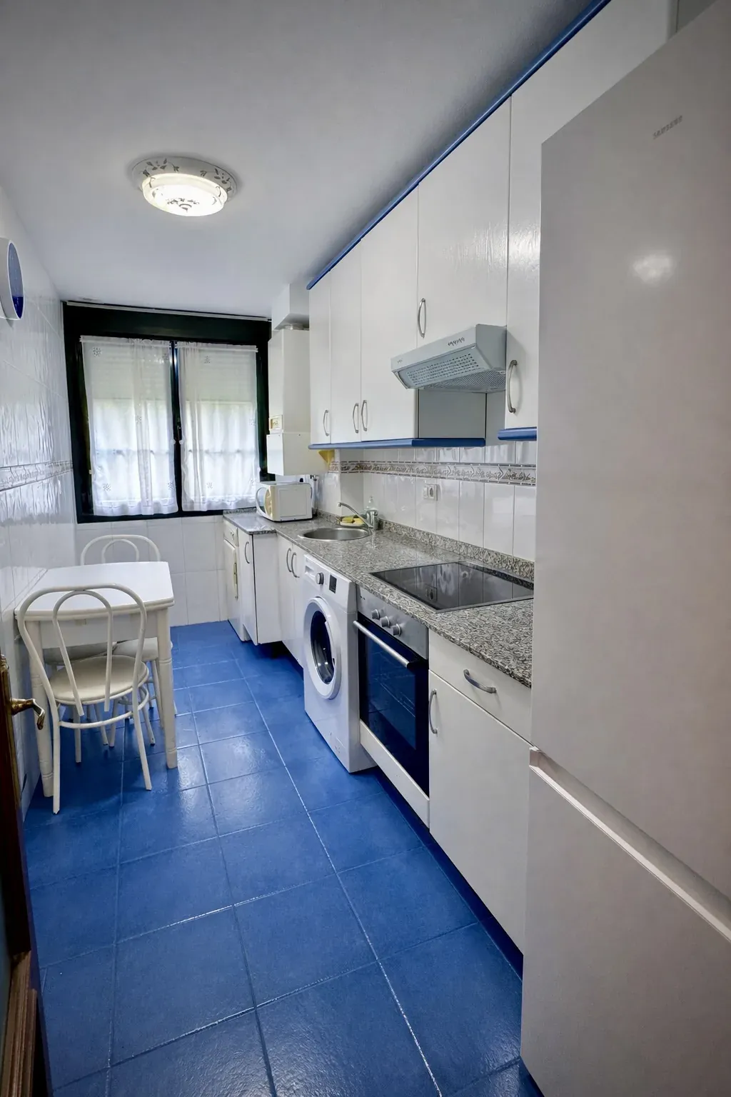 Cocina con nevera