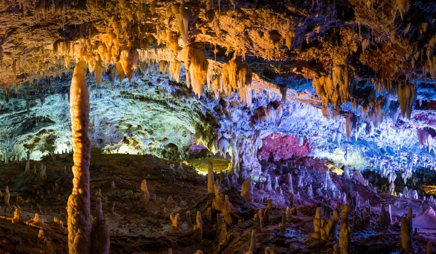 Interior de las Cuevas del Soplao con formaciones iluminadas