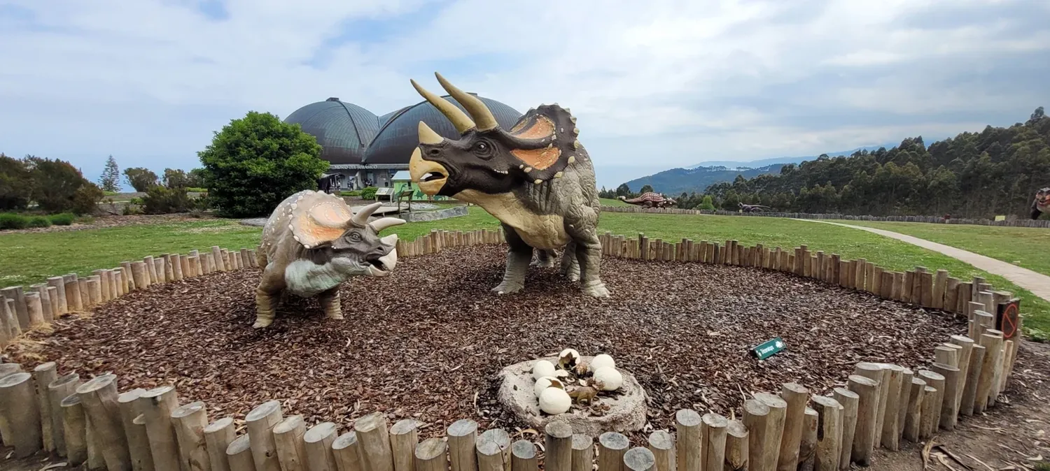 Museo Jurásico de Asturias con dinosaurios y vistas al mar