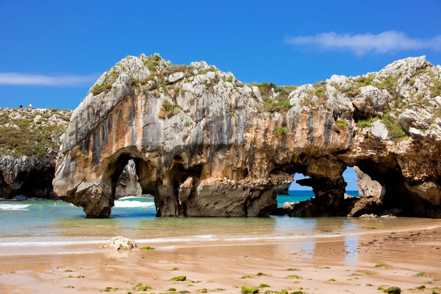 Cuevas del Mar con arco natural y acantilados