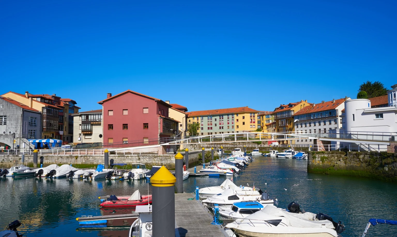 Puerto de Llanes con barcas y ambiente marinero