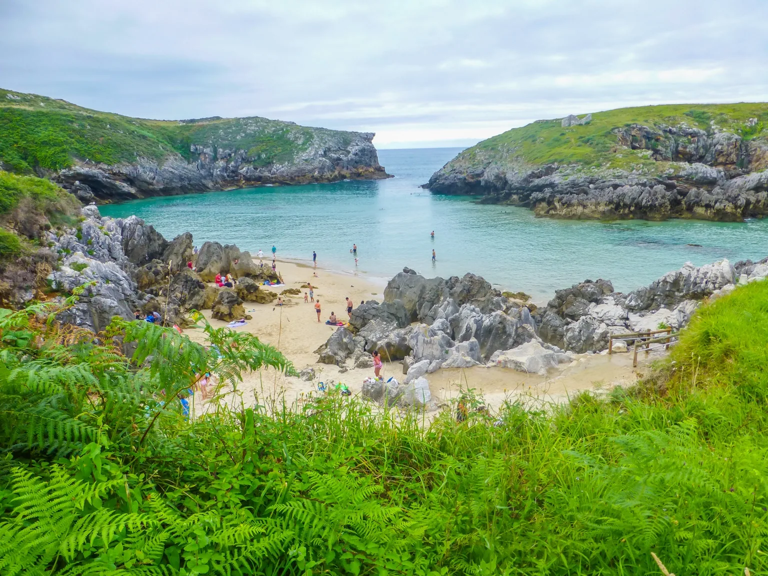 Playa de Cue cerca de Llanes