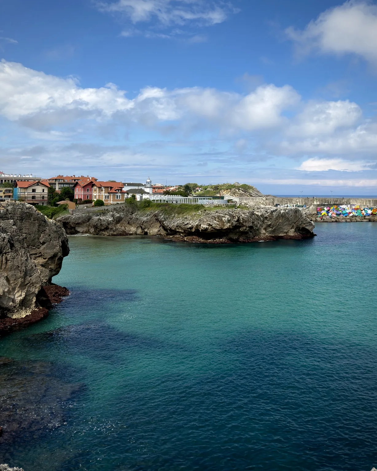 Puertu Chicu en Llanes, paseo urbano con vistas al mar