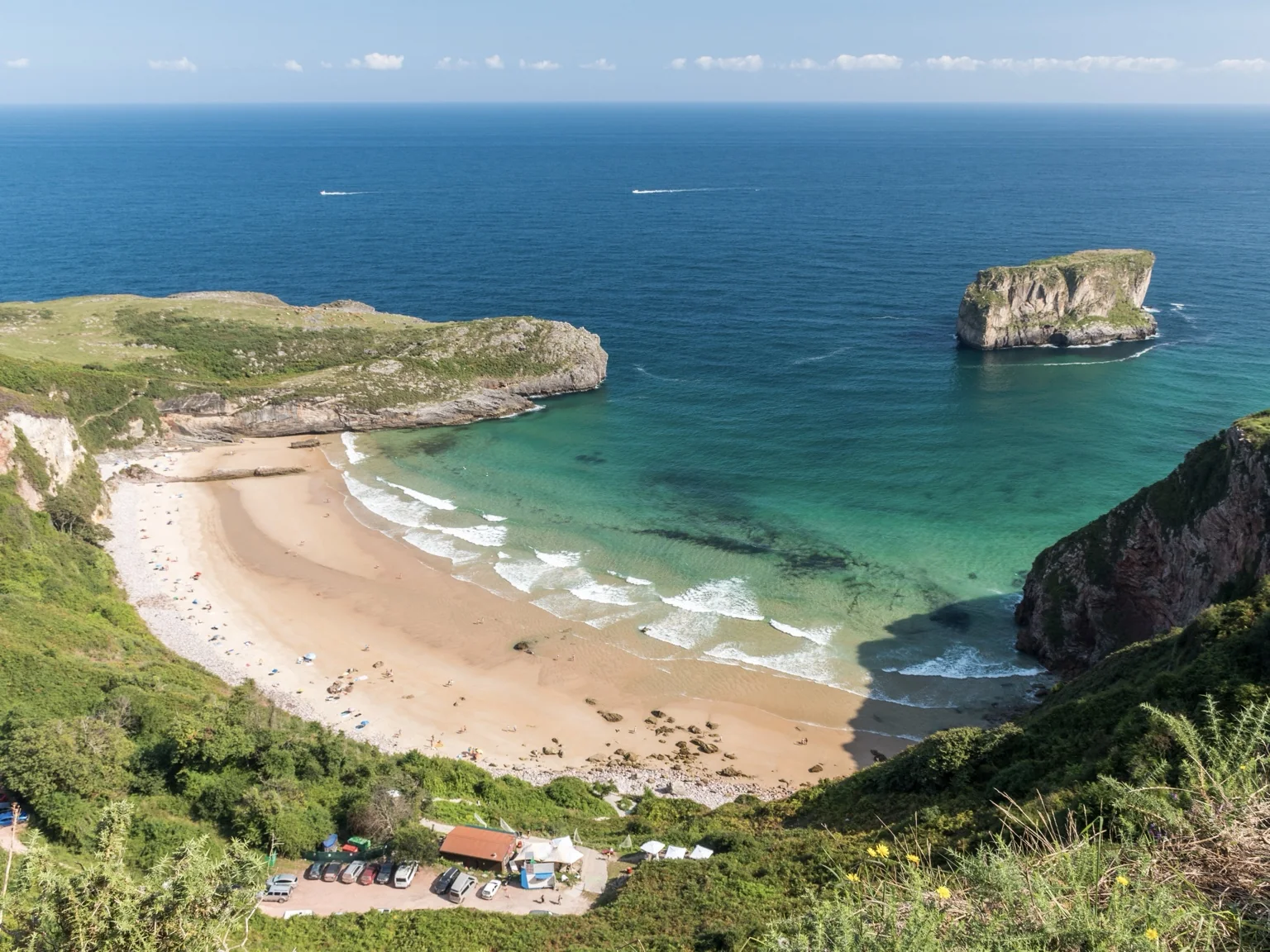 Playa de Ballota cerca de Llanes con islote y mar turquesa