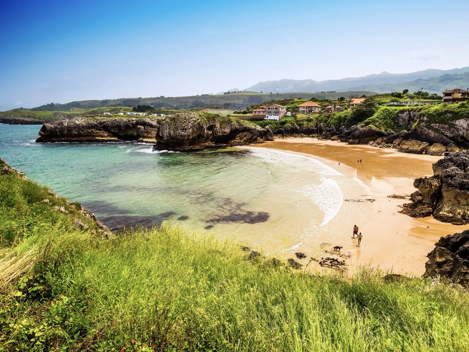 Puertu Chicu en Llanes junto al mar