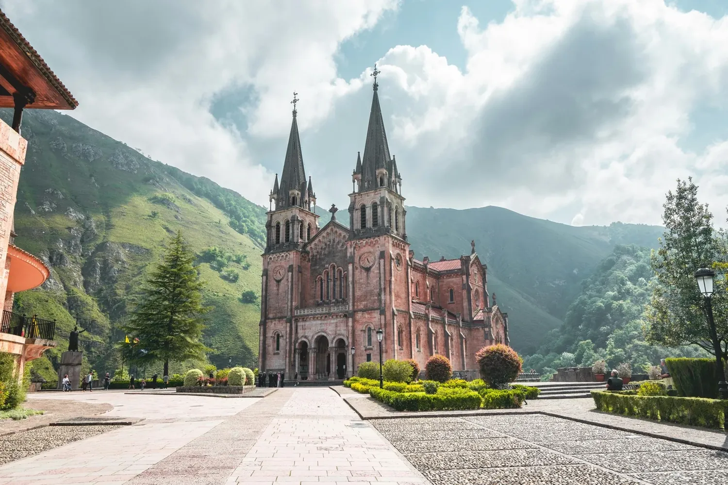 Basílica de Covadonga entre montañas