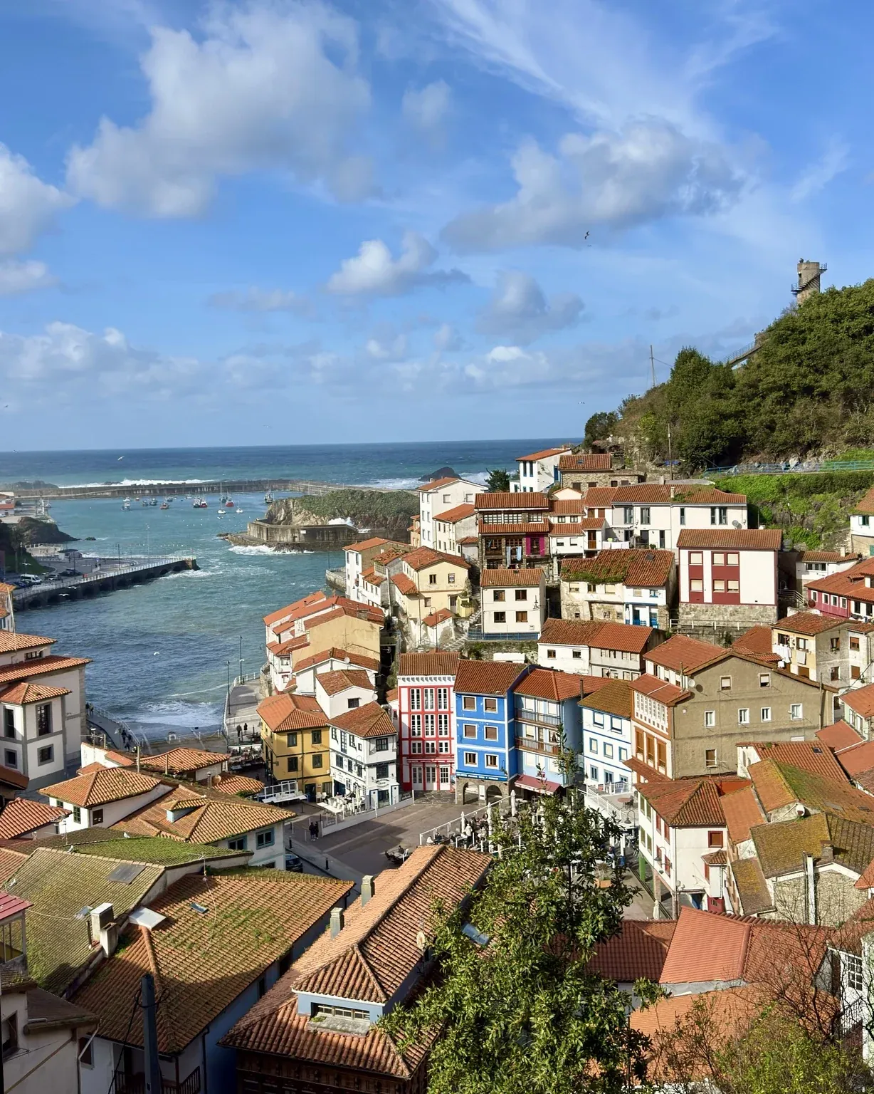 Cudillero con casas de colores junto al mar