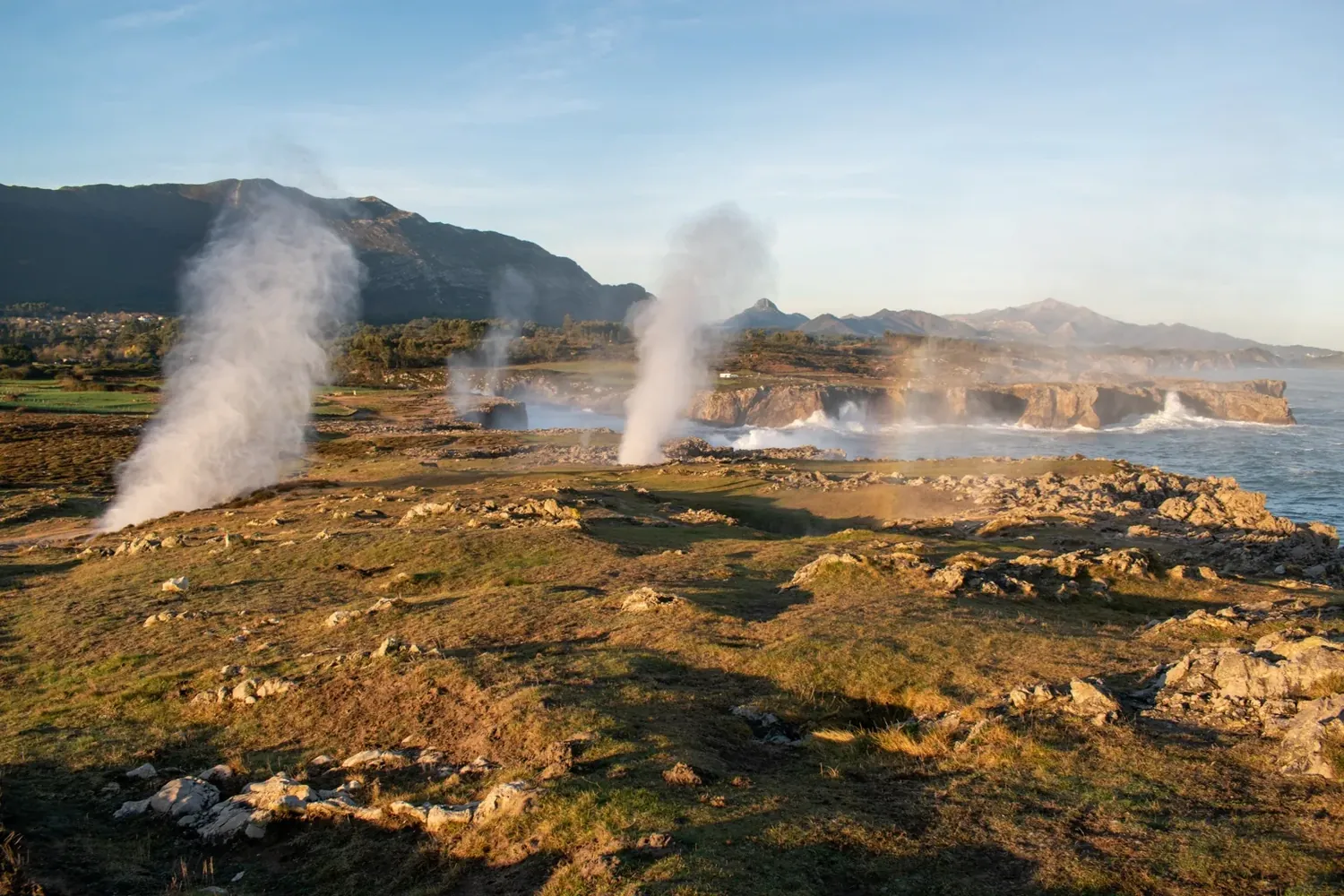 Bufones de Pría junto a los acantilados de la costa asturiana
