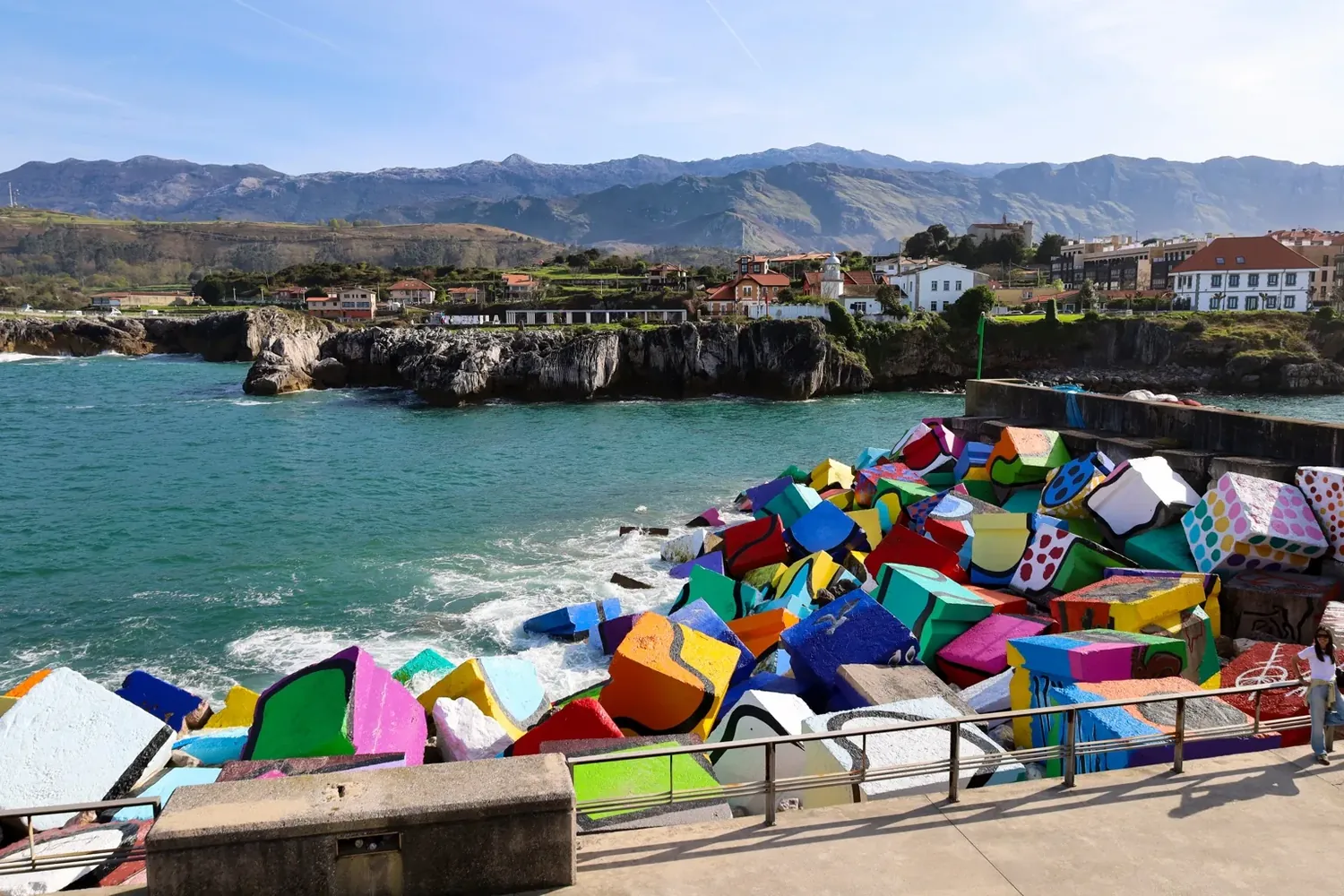 Cubos de la Memoria en Llanes junto al mar