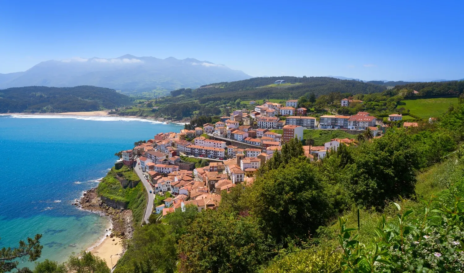 Lastres con casas escalonadas sobre la costa asturiana